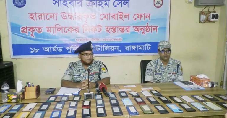 উদ্ধার হওয়া মোবাইল ফোনগুলো